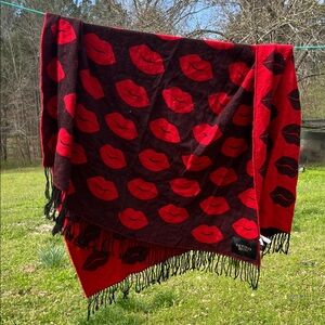 Victoria's Secret Lip Print Knit Fringe Throw Blanket Scarf Kiss Print